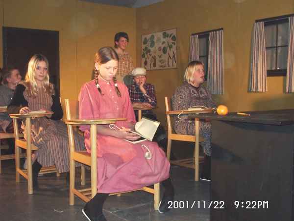 Skolestuen, b�rnene l�ser artigt salmevers
