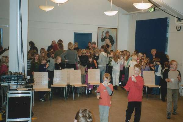 Forestilling for institutioner:  B�rnene f�r saftevand