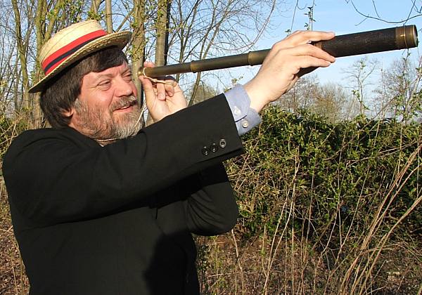 Tobias med kikkert