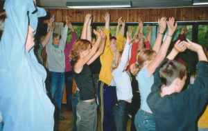 GREASE' store dansenummer - alle h�nder op